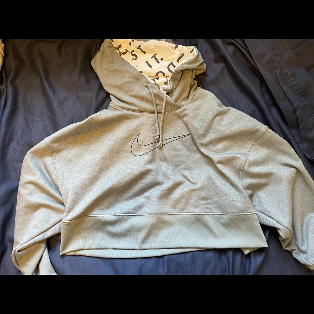 Cropped Nike hoodie 🤍